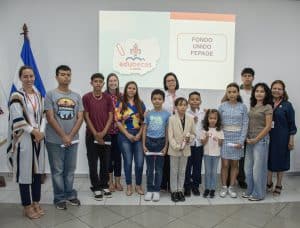 entrega de becas fondo unido 2025